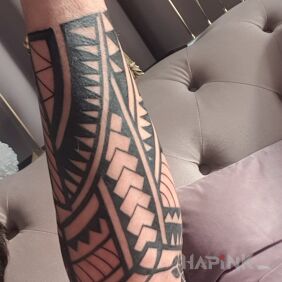 Tattoo Polynesia David on the forearm motif: black and gray style: Polynesian