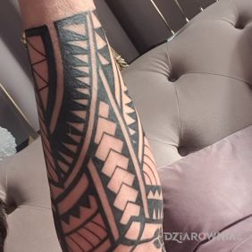 Tatuaż Polinezja Dawid na ręce motyw: czarno-szare styl: polinezyjskie