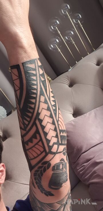 Tattoo Polinezja Dawid in black and gray motif and Polynesian style on the forearm