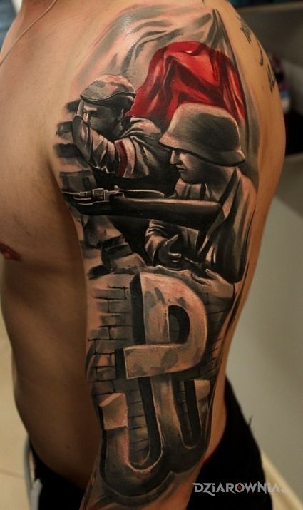 Tatuaż polscy żołnierze w motywie patriotyczne na ramieniu