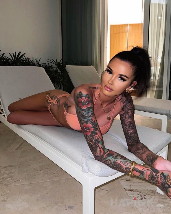 Tattoo Z innej perspektywy in sleeves motif and realistic style on the upper arm