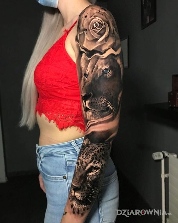 Tatuaż lew i gepard w motywie kwiaty i stylu realistyczne na ramieniu