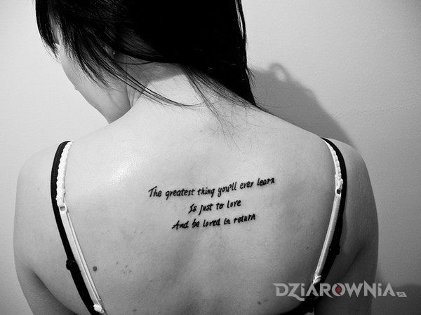Tatuaż o milosci w motywie napisy na plecach
