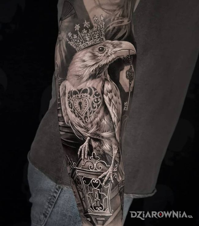 Tatuaż kruk w koronie w motywie czarno-szare i stylu realistyczne na ręce