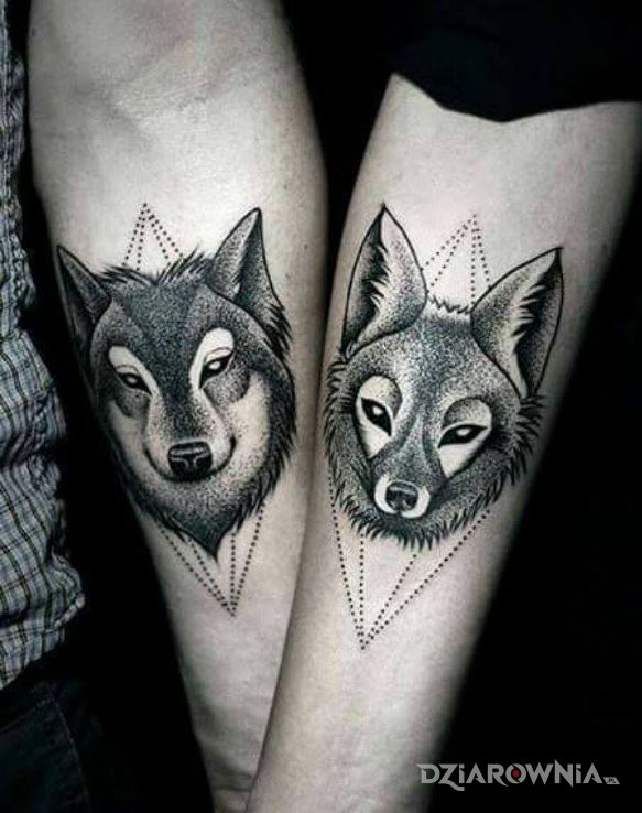 Tatuaż wilk i wilczyca w motywie zwierzęta na przedramieniu