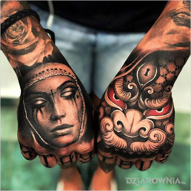Tatuaż nawiedzona zakonnica w motywie demony i stylu realistyczne na nadgarstku