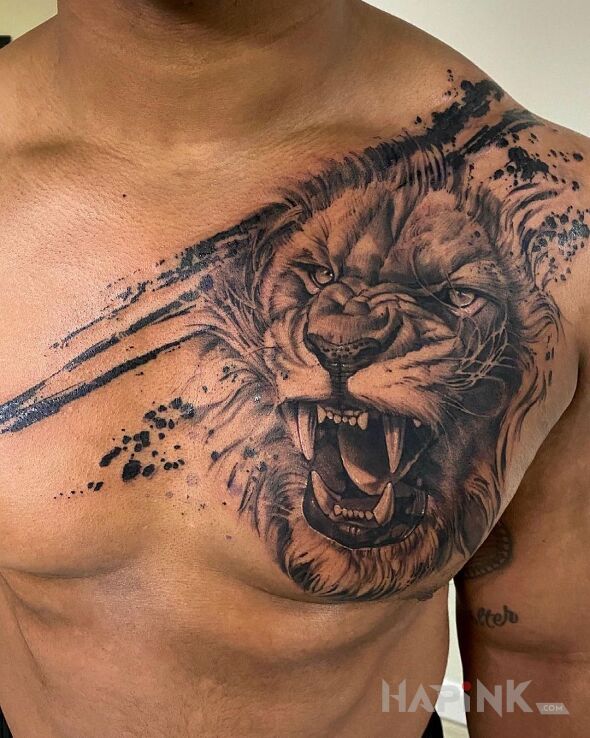 Tattoo Lew i czarna smuga in black and gray motif and realistic style on the collarbone