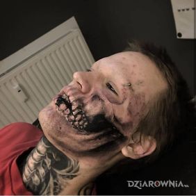 Tatuaż Deadman na gardle motyw: czarno-szare styl: realistyczne