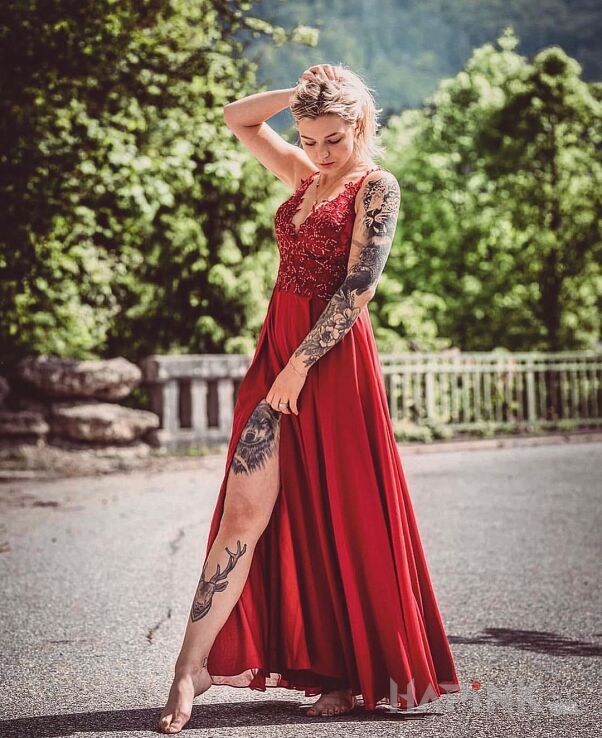 Tattoo Czerwona suknia + tatuaże in black and gray motif and realistic style on the upper arm