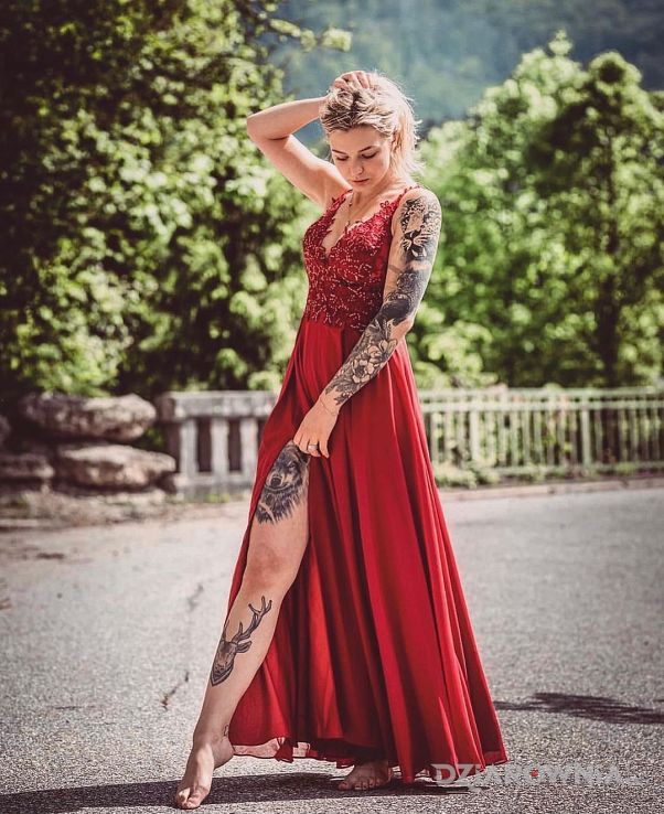 Tatuaż czerwona suknia  tatuaże w motywie czarno-szare i stylu realistyczne na ramieniu