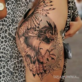 Tatuaż Przepiękna sowa na udzie motyw: zwierzęta styl: realistyczne