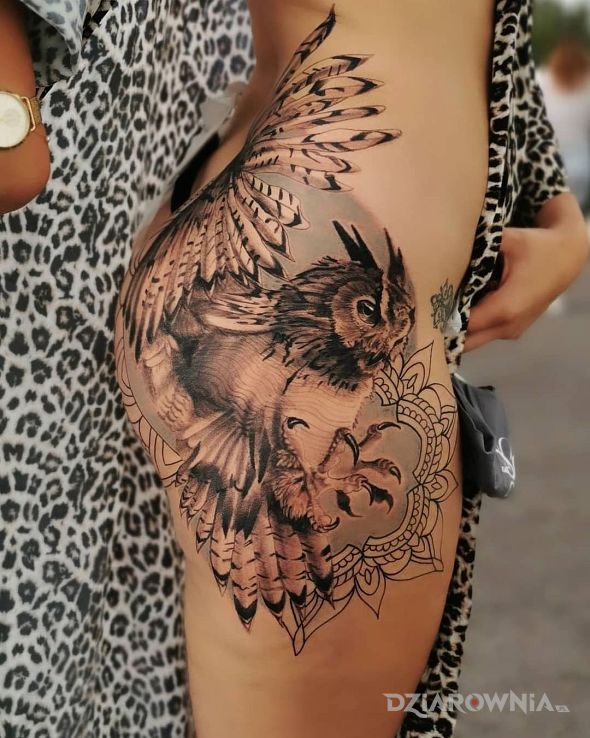 Tatuaż przepiękna sowa w motywie 3D i stylu realistyczne na udzie