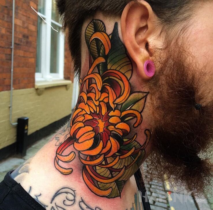 Tattoo Nieznajomy kwiat in colorful motif and japanese / irezumi style on the neck