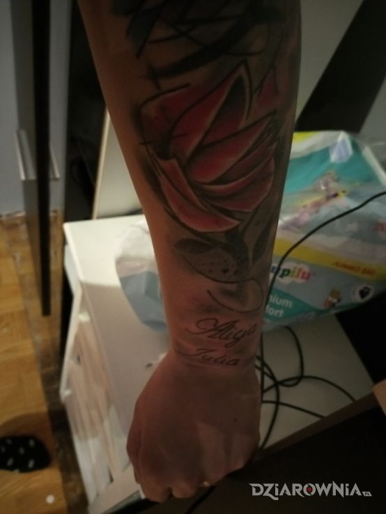 Tatuaż roza w motywie kwiaty i stylu trash polka na przedramieniu