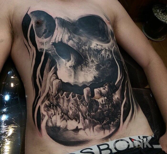 Tattoo Połamana szczęka in skulls motif and realistic style on the chest