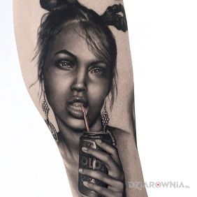 Tatuaż Daj łyka na ręce motyw: twarze styl: realistyczne