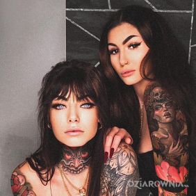 Tatuaż Hej sexy ladies! na ręce motyw: kolorowe styl: graficzne / ilustracyjne