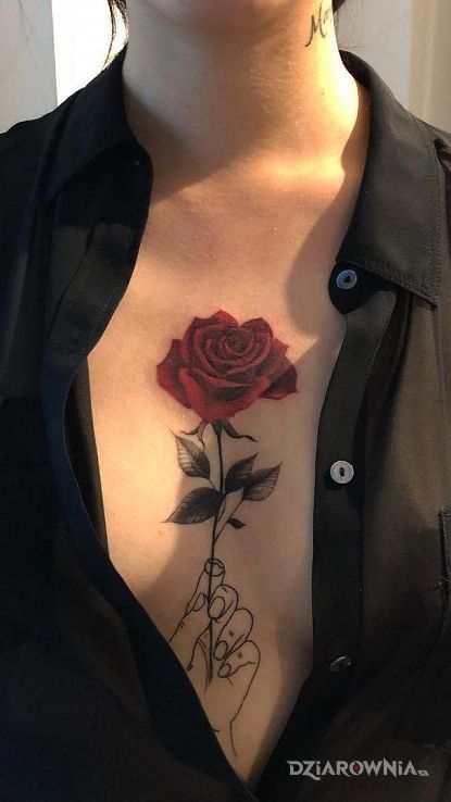 Tatuaż dłoń z różą w motywie kwiaty i stylu kontury / linework na klatce