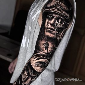 Tatuaż Żołnierz na wojnie na przedramieniu motyw: czarno-szare styl: realistyczne