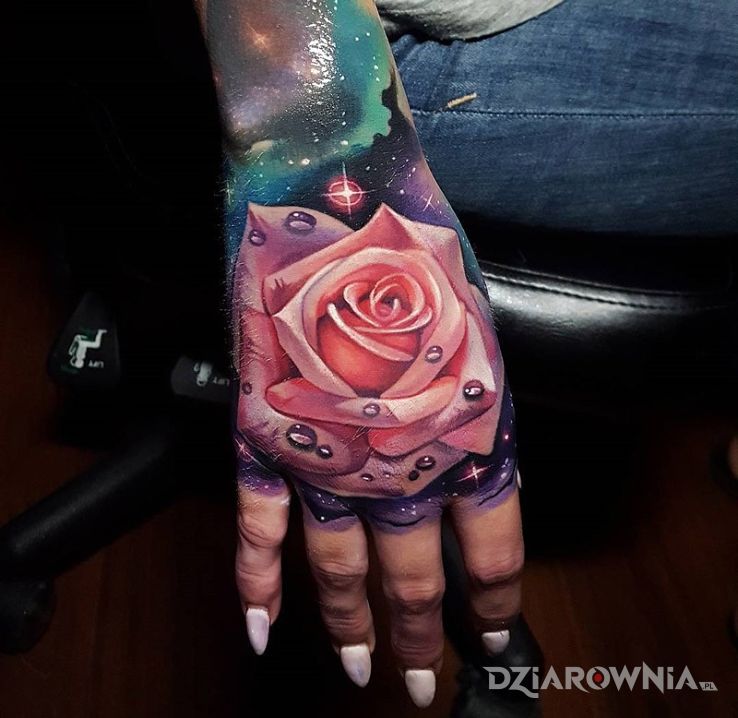 Tatuaż róża 3d w motywie kosmos na dłoni