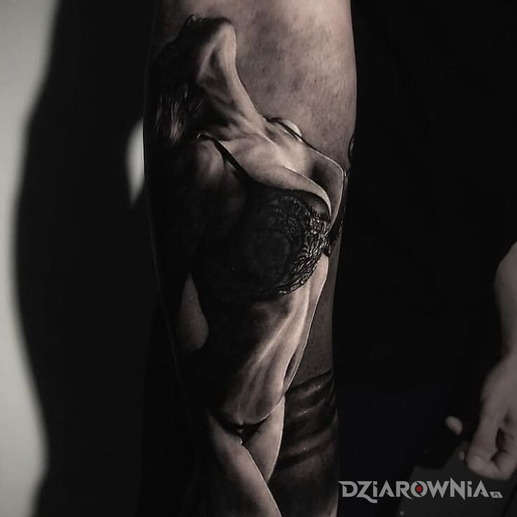 Tatuaż Porno tattoo w motywie postacie i stylu realistyczne na przedramieniu
