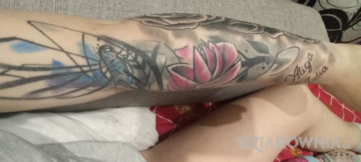 Tatuaż pół rękawa jest może jakiś pomysł nowy ktoś podrzuci w motywie owady i stylu trash polka na przedramieniu
