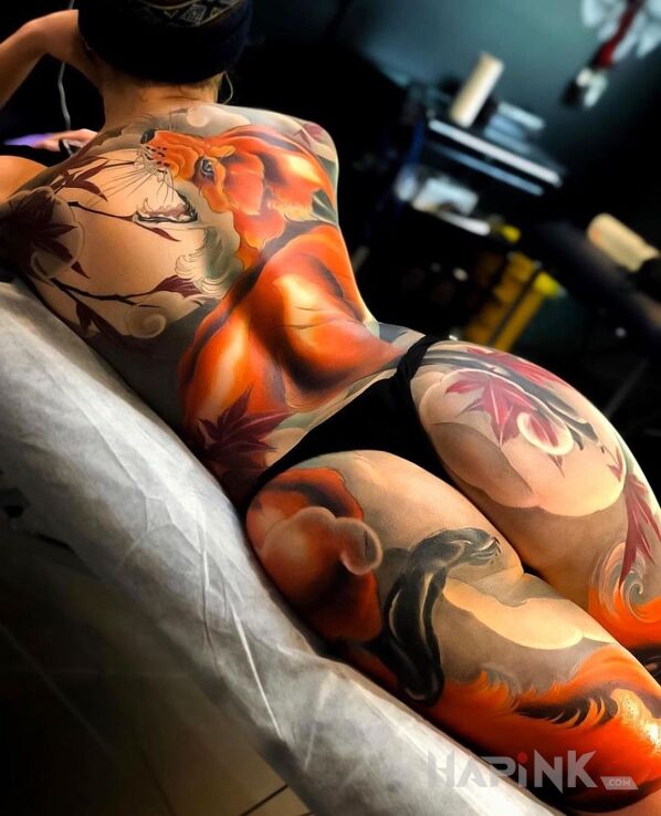 Tattoo Bajeczny lis in colorful motif and japanese / irezumi style on the thigh