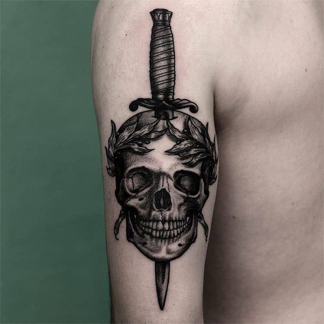 tatuaż czaszka ze sztyletem