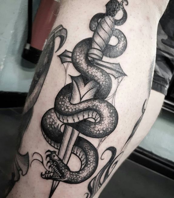 tatuaż węża ze sztyletem