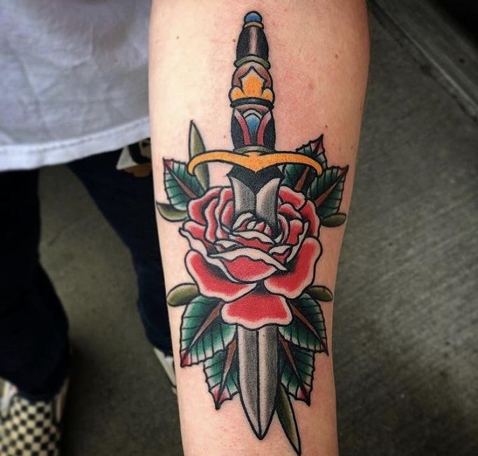 tatuaż róży ze sztyletem