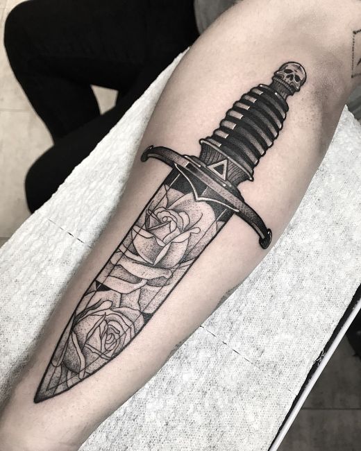 tatuaż sztylet na nodze