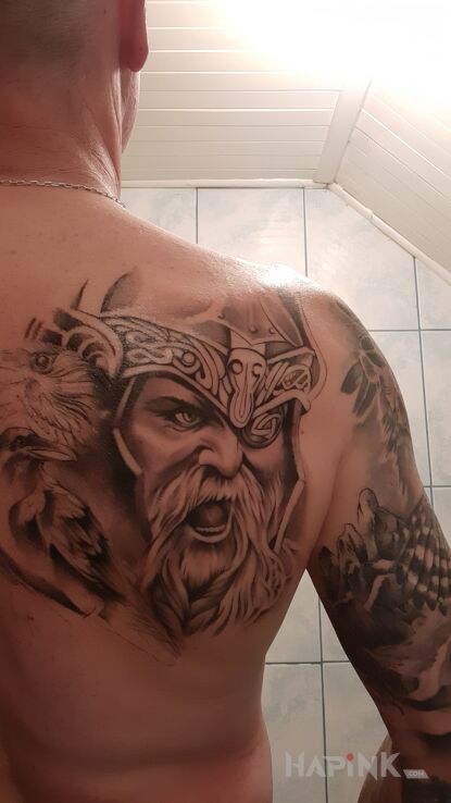 Tattoo Odyn i jego dwa kruki in characters motif and realistic style on the back