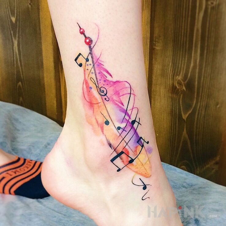 Tattoo Akwarelowe pióro in colorful motif and Watercolor style near the ankle