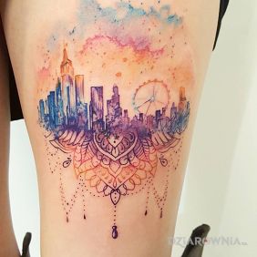 Tatuaż Panorama miasta na udzie motyw: kolorowe styl: watercolor