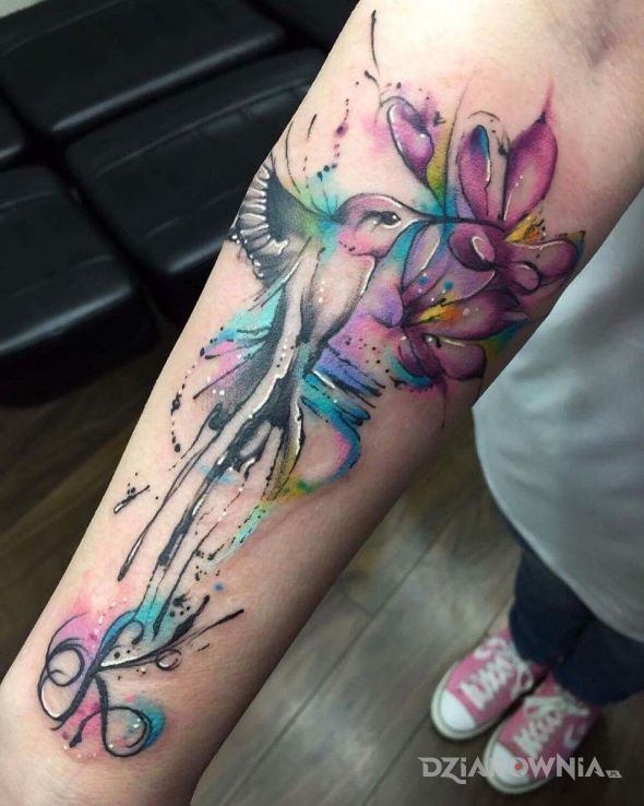 Tatuaż koliber z dziobem w kwiecie w motywie zwierzęta i stylu watercolor na przedramieniu