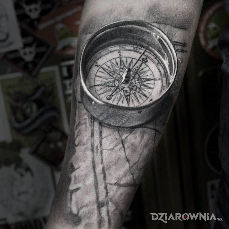 Tatuaż realistyczny kompas w motywie 3D i stylu realistyczne na przedramieniu