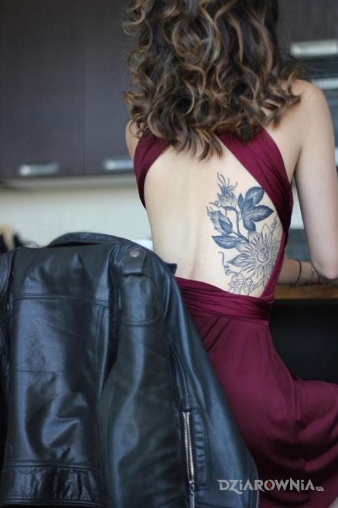 Tatuaż  na plecach w motywie kwiaty na plecach