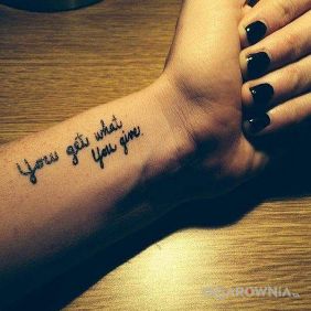Tatuaż You get what you give na przedramieniu motyw: napisy