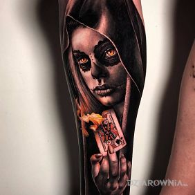 Tatuaż Karta w płomieniach na łydce motyw: 3D styl: realistyczne