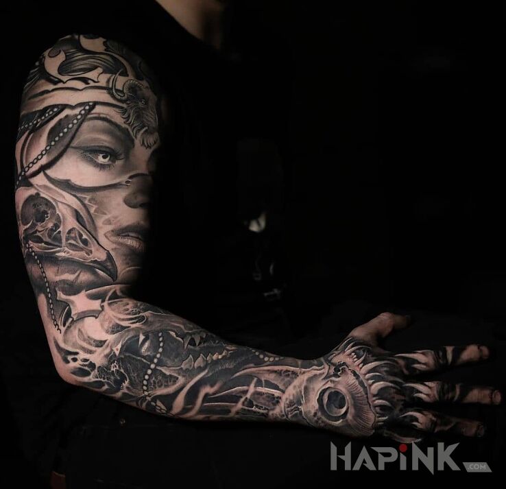 Tattoo Ptasia czaszka in 3D motif and realistic style on the forearm