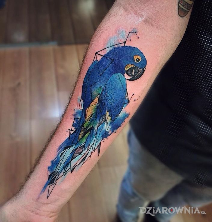 Tatuaż niebieska papuga w motywie zwierzęta na przedramieniu