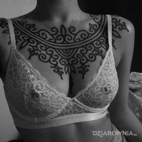 Tatuaż Przyozdobiona klatka na obojczyku motyw: seksowne styl: kontury / linework