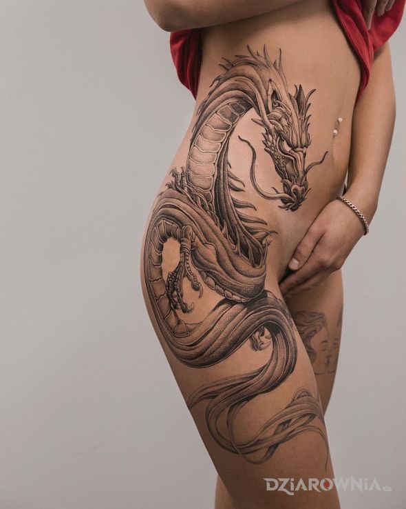 Tatuaż duży chiński smok w motywie fantasy i stylu graficzne / ilustracyjne na udzie