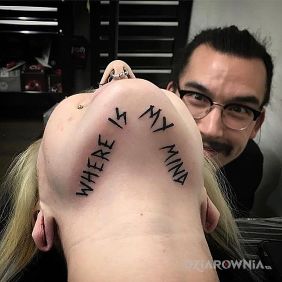 Tatuaż Where is my mind na szyi motyw: napisy