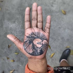 Tatuaż Slonce za gorami na dłoni motyw: pozostałe styl: dotwork