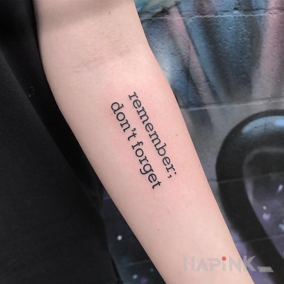 Tattoo Pamietaj zeby nie zapomniec in lettering motif on the forearm