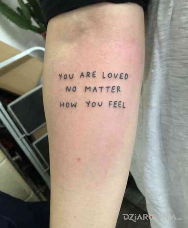 Tatuaż jestes kochany w motywie napisy na przedramieniu