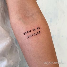 Tatuaż Born to be confused na przedramieniu motyw: napisy styl: ignorant