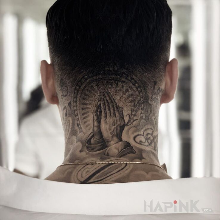 Tattoo Modlmy sie! in religious motif and realistic style on the nape