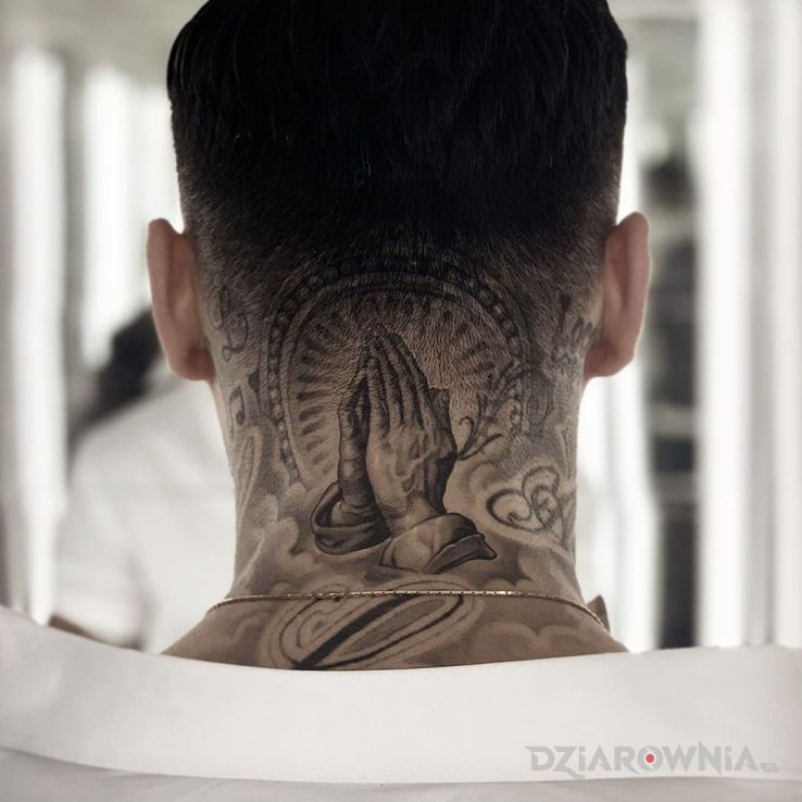 Tatuaż modlmy sie w motywie religijne i stylu realistyczne na karku